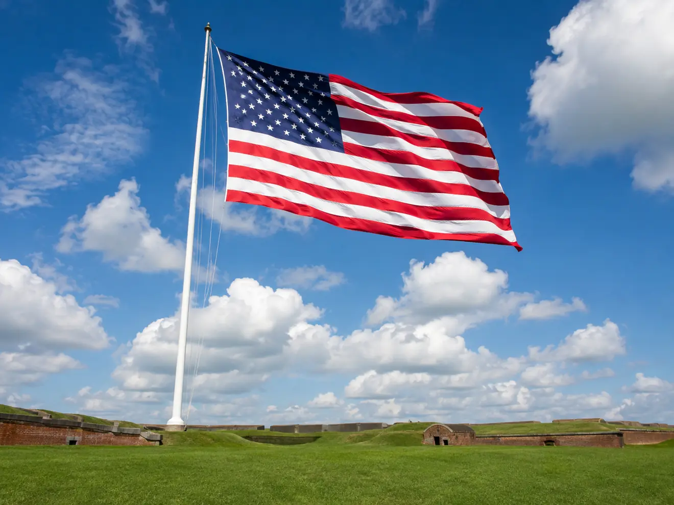 Un drapeau flottant au-dessus de Fort McHenry — pas l'original, qui se trouve à Washington